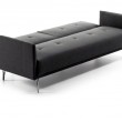 Za pomocą jednego kliknięcia wygodna sofa zmienia się w dwuosobowe łóżko
