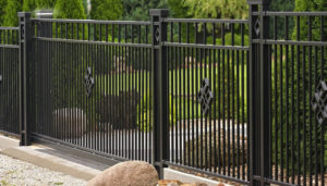 fot.Plast-Met_Systemy_Ogrodzeniowe_model_Jaspis Czy sadzenie roślin przy ogrodzeniu to dobry pomysł? Zielony parkan – czyli jakie rośliny posadzić przy ogrodzeniu